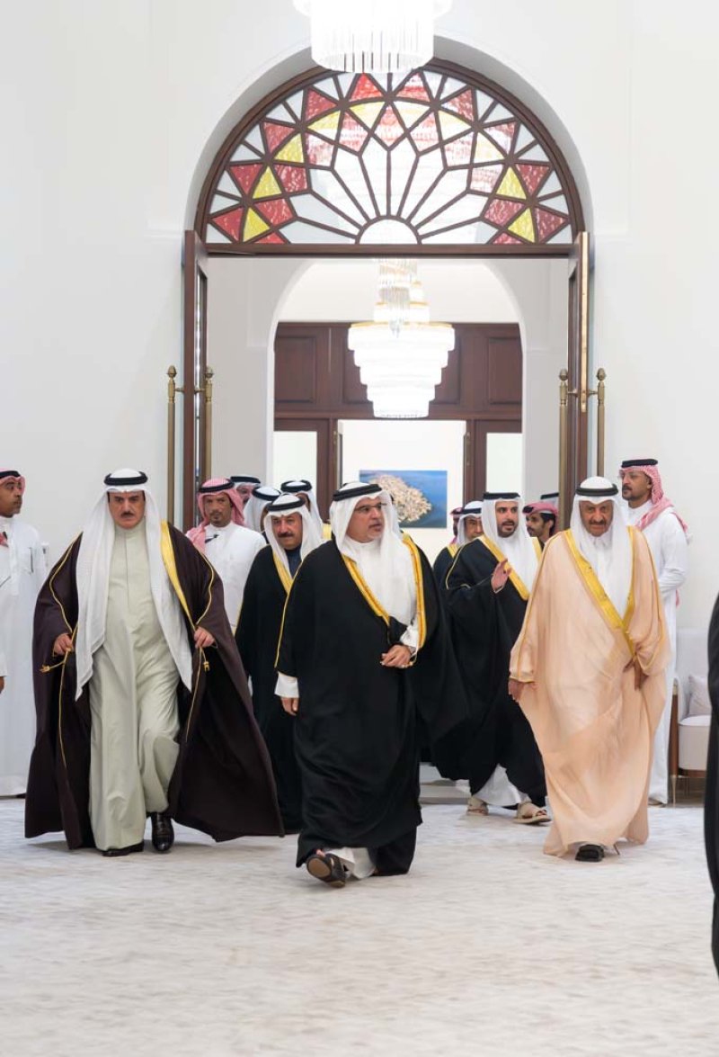 سمو ولي العهد رئيس الوزراء يزور مجلس عائلة المسلم