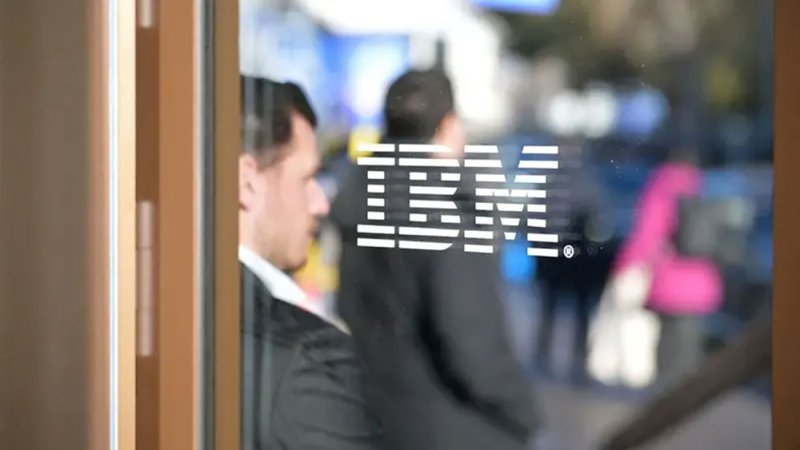 سهم IBM يسجل أسوأ هبوط يومي منذ أكثر من 25 عاماً بسبب الذكاء الاصطناعي