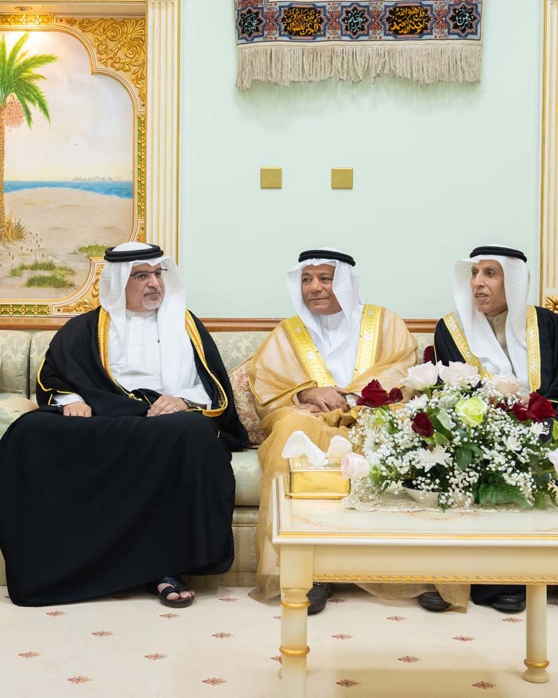 سمو ولي العهد رئيس مجلس الوزراء يزور مجلس المرحوم الحاج أحمد منصور العالي