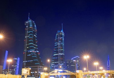 معالم ومباني مملكة البحرين الرئيسية تتشح باللون الأزرق احتفاءً بالعيد الوطني لدولة الكويت الشقيقة وذكرى يوم التحرير