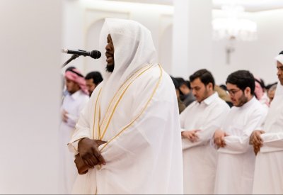 بالصور: صلاة التراويح في جامع سمو الشيخة موزة بإمامة الشيخ عيسى عمر سناكو
