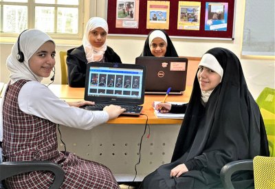فريق طلابي يُعد ويُقدم برنامجاً تربوياً وتعليمياً عبر منصة رقمية في مدرسة عائشة أم المؤمنين الابتدائية