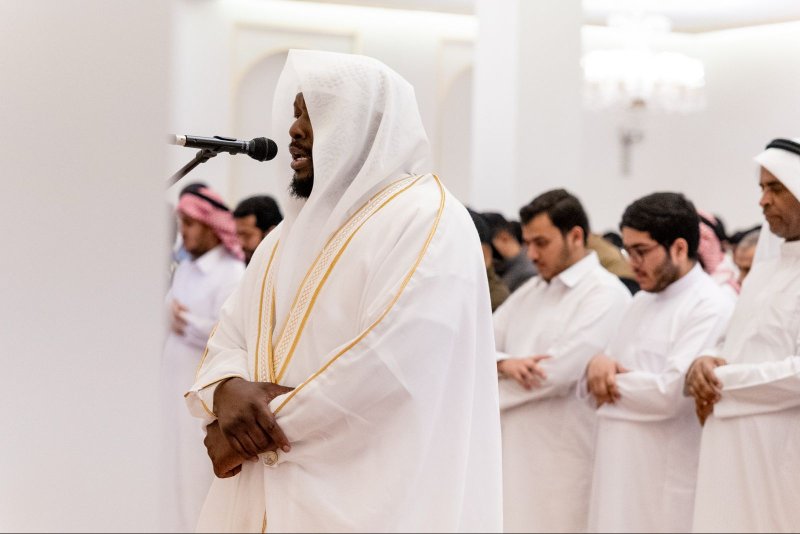بالصور: صلاة التراويح في جامع سمو الشيخة موزة بإمامة الشيخ عيسى عمر سناكو