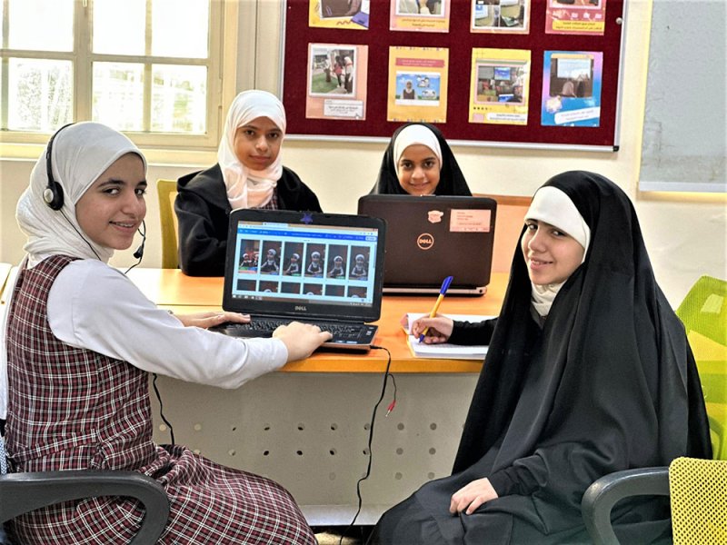 فريق طلابي يُعد ويُقدم برنامجاً تربوياً وتعليمياً عبر منصة رقمية في مدرسة عائشة أم المؤمنين الابتدائية