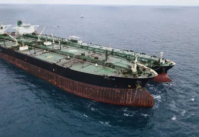 إيران تسرّع شحن النفط بعيداً عن موانئها تحسباً لهجوم عسكري محتمل