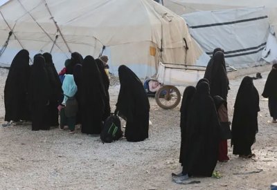 13 لبنانية غادرن مخيم الهول مع أطفالهن.. ووالد آلاء يروي
