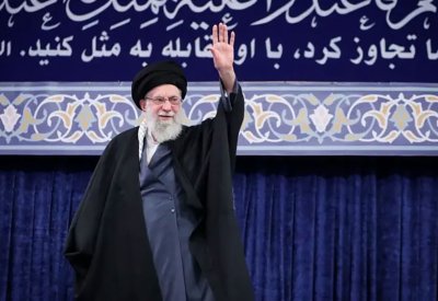 حشود في جنوب إيران تطالب بالثأر لمقتل خامنئي