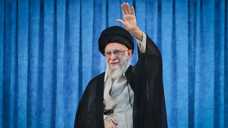 30 قنبلة أسقطت بوضح النهار.. تفاصيل مقتل خامنئي