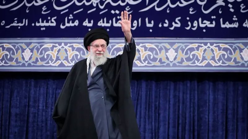 حشود في جنوب إيران تطالب بالثأر لمقتل خامنئي