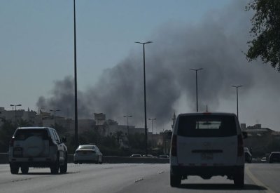تصاعد الدخان من موقع السفارة الأميركية في الكويت