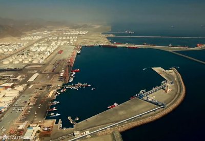 الإمارات.. السيطرة على حريق بالفجيرة إثر سقوط شظايا مسيرة