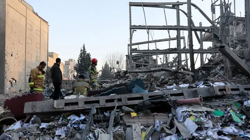 الموساد في طهران.. والحرس الثوري "استهدفنا لينكولن"
