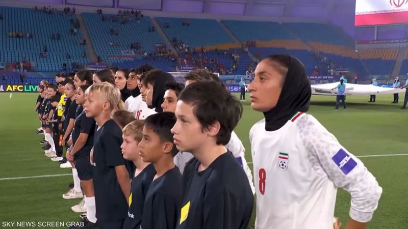 بالفيديو: منتخب إيران للسيدات "يقاطع" النشيد الوطني