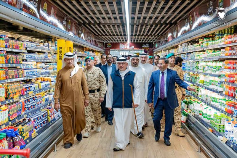 سمو ولي العهد رئيس مجلس الوزراء يقوم بزياراتٍ ميدانية للأسواق التجارية للاطمئنان على توفر السلع الأساسية والخدمات وانسيابية حركة سلاسل الإمداد