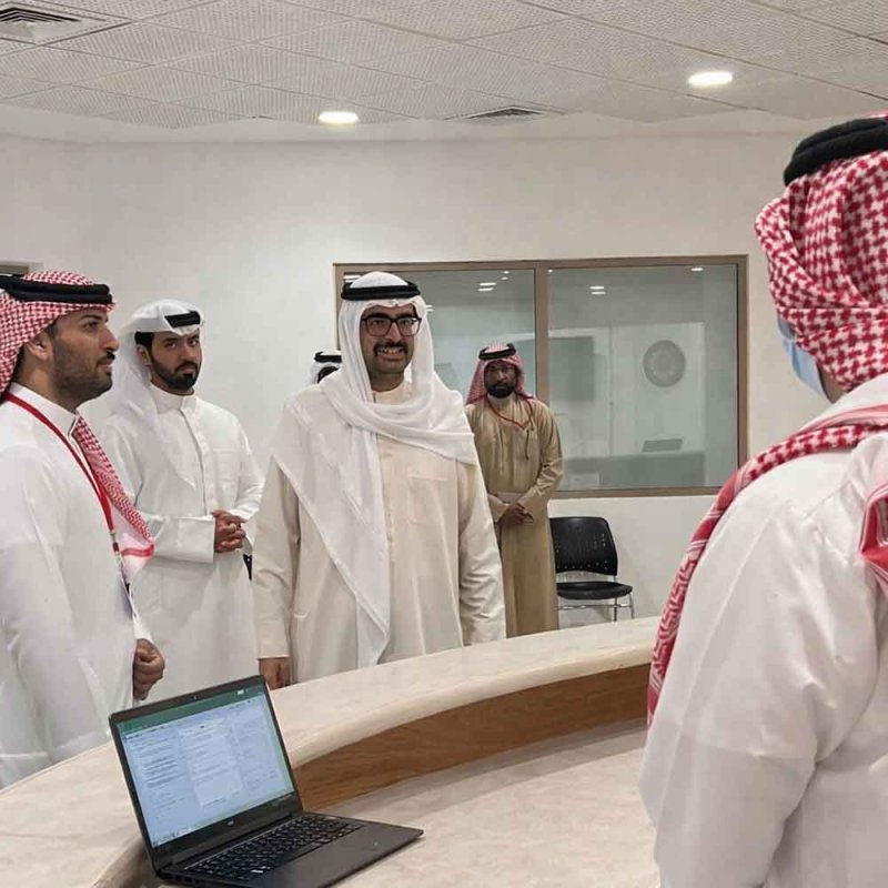 سمو محافظ المحافظة الجنوبية يتفقد مراكز الإيواء ويطلع على جاهزيتها