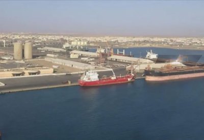 باكستان تسعى لتحميل إمدادات النفط السعودي عبر ميناء ينبع لتفادي مضيق هرمز
