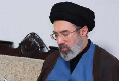 مجتبى خامنئي نجا من الهجوم على والده.. وطهران تراه مرشدها
