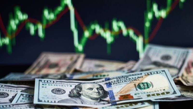 الدولار يرتفع واليورو يتعرض لضغوط مع ارتفاع أسعار الطاقة