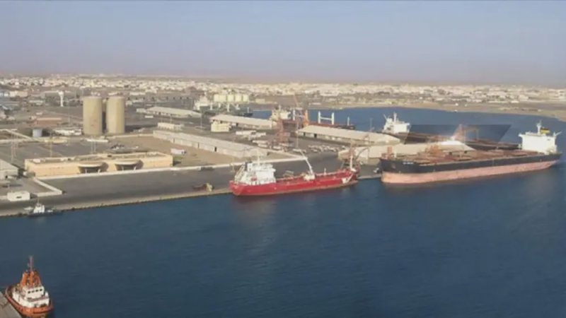 باكستان تسعى لتحميل إمدادات النفط السعودي عبر ميناء ينبع لتفادي مضيق هرمز