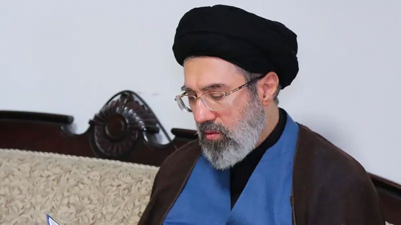 مجتبى خامنئي نجا من الهجوم على والده.. وطهران تراه مرشدها