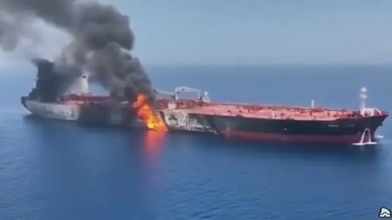 بدن ناقلة نفط تعرض لثقب بعد انفجار قرب ميناء خور الزبير في العراق