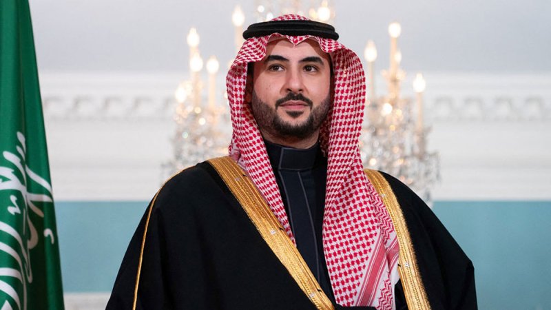 سمو ولي عهد دبي ووزير الدفاع السعودي يبحثان هاتفياً مستجدات الأوضاع والاعتداءات الإيرانية في المنطقة