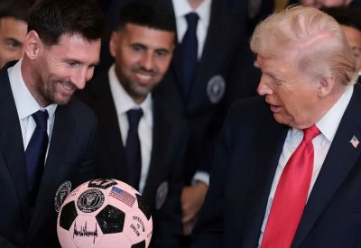 ميسي يهدي ترامب كرة قدم وردية مرصعة بالجواهر