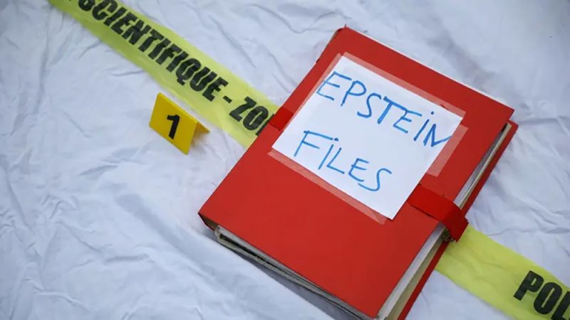 "العدل الأميركية" تنشر اتهام امرأة لترامب.. من ملفات إبستين