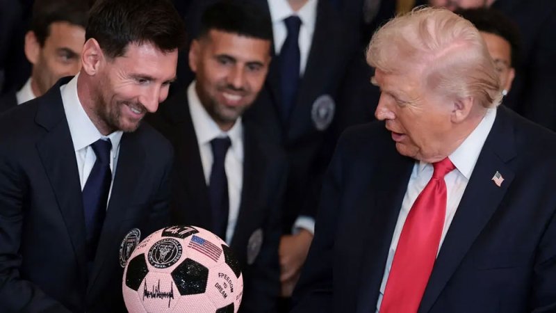 ميسي يهدي ترامب كرة قدم وردية مرصعة بالجواهر