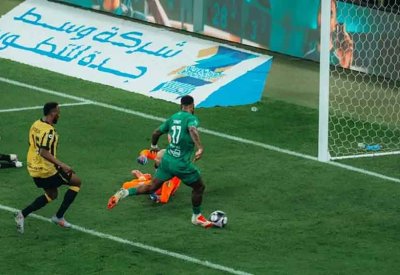 الأهلي يهزم الاتحاد ويتصدر الدوري السعودي مؤقتاً