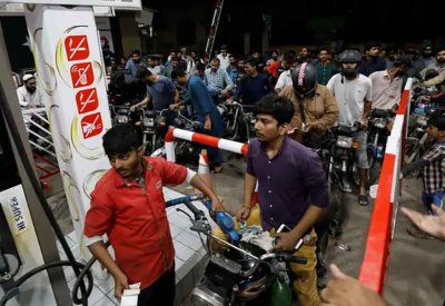 أزمة الطاقة العالمية تدفع باكستان لزيادة كبيرة في أسعار الوقود