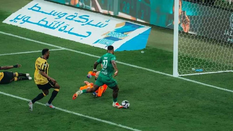 الأهلي يهزم الاتحاد ويتصدر الدوري السعودي مؤقتاً