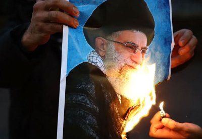 تصدعات بالقيادة الإيرانية تحت وطأة القصف الأميركي الإسرائيلي