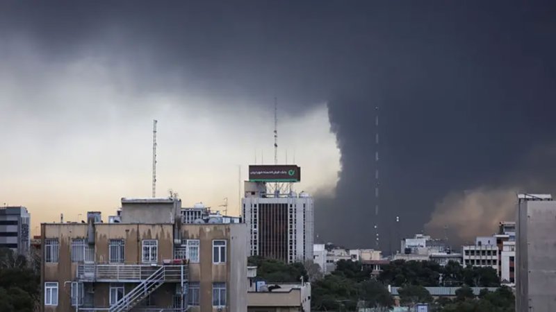 نفط طهران يشتعل.. والحرس الثوري يتوعد الاستمرار بالحرب 6 أشهر