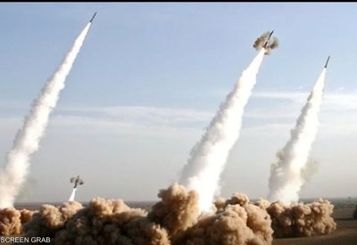 مقتل إسرائيلي وإصابة اثنين جراء سقوط مقذوفات وسط إسرائيل