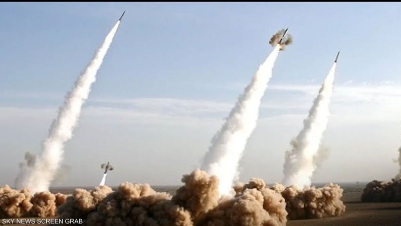 مقتل إسرائيلي وإصابة اثنين جراء سقوط مقذوفات وسط إسرائيل
