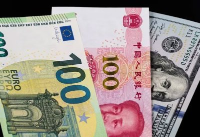 الدولار يتراجع وسط آمال بنهاية سريعة للحرب مع إيران