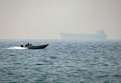 الجيش البريطاني: اشتعال النار في سفينة شحن بمضيق هرمز