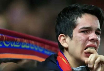 مشجع برشلونة يخطئ ملعب نيوكاسل ليجد نفسه في مباراة بالدرجة الثالثة
