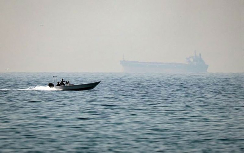 الجيش البريطاني: اشتعال النار في سفينة شحن بمضيق هرمز