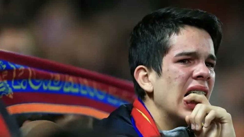 مشجع برشلونة يخطئ ملعب نيوكاسل ليجد نفسه في مباراة بالدرجة الثالثة