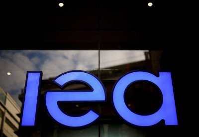 أعضاء وكالة الطاقة يضخون 400 مليون برميل.. الأكبر في التاريخ