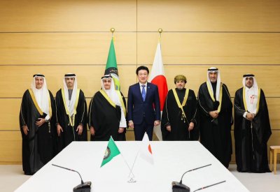 وزير شؤون مجلس الوزراء الياباني يجتمع مع سفراء دول مجلس التعاون لدول الخليج العربية في طوكيو