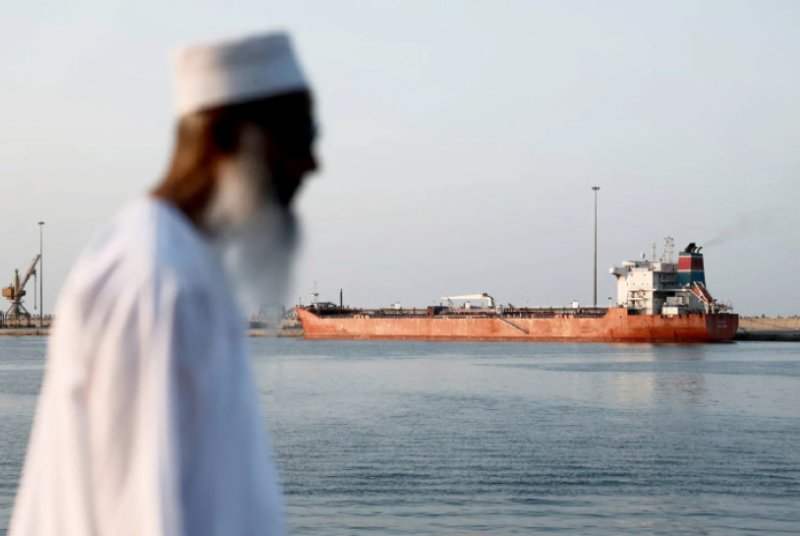 السعودية تطيح بـ 62 مسيّرة.. ومقتل شخصين في عُمان