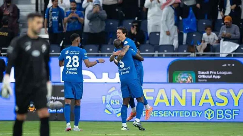 الهلال يحل ضيفاً على الفتح في سباق الصدارة