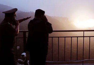 زعيم كوريا الشمالية يختبر أنظمة صواريخ استراتيجية.. برفقة ابنته