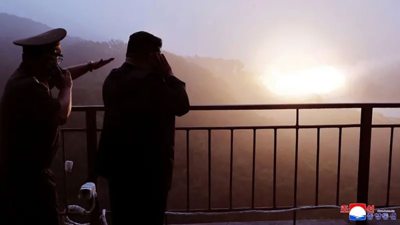 زعيم كوريا الشمالية يختبر أنظمة صواريخ استراتيجية.. برفقة ابنته