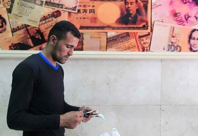 الجنيه المصري يكسر موجة الخسائر أمام الدولار الأميركي