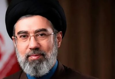 التلغراف: مجتبى خامنئي نجا من الموت بعدما غادر مقر اجتماع والده قبل دقائق من قصفه