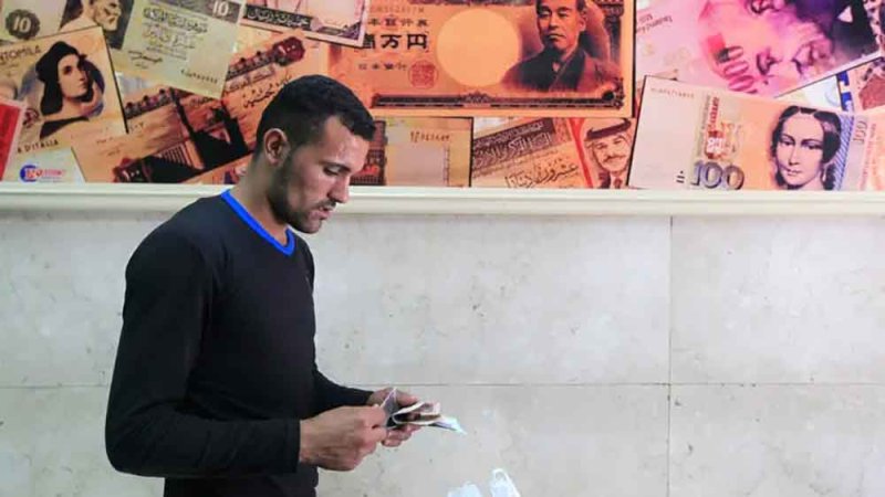 الجنيه المصري يكسر موجة الخسائر أمام الدولار الأميركي